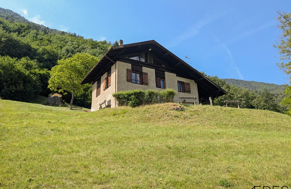 ANTICO FIENILE RISTRUTTURATO CON VISTA LAGO D'AMPOLA E AMPIO TERRENO