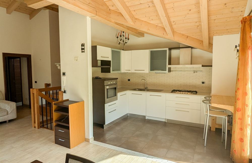 APPARTAMENTO SU DUE LIVELLI CON GARAGE, CANTINA E POSTO AUTO