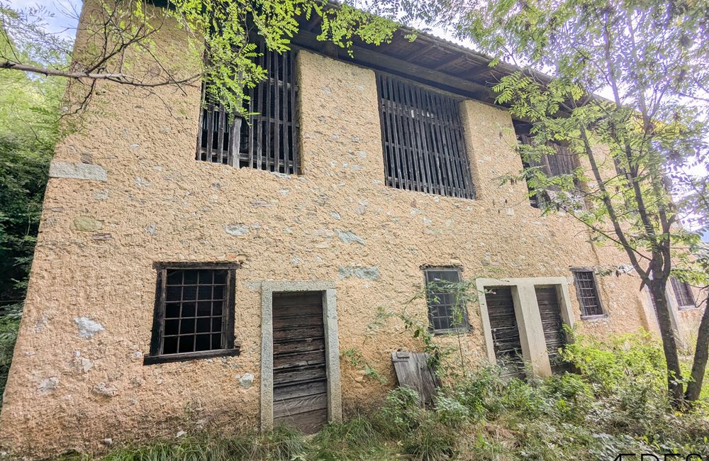 ANTICO FIENILE CON AMPIO TERRENO – POSIZIONE PANORAMICA UNICA